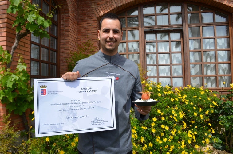 El ganador posa con su pincho y el premio.