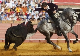 Guillermo Hermoso de Mendoza coloca una banderilla en una corrida en Sevilla.