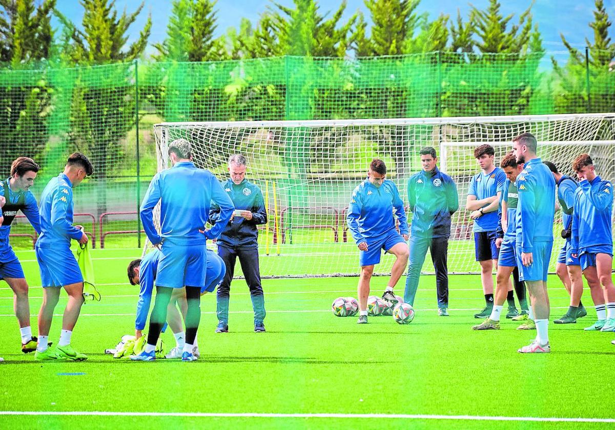 Aitor Larrazabal, rodeado de jugadores en el entrenamiento de ayer de la SD Logroñés.