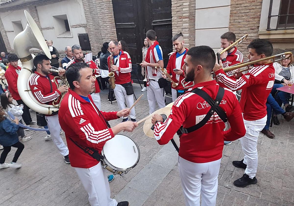 La charanga Strapalucio animó el inicio festivo de Aldeanueva.
