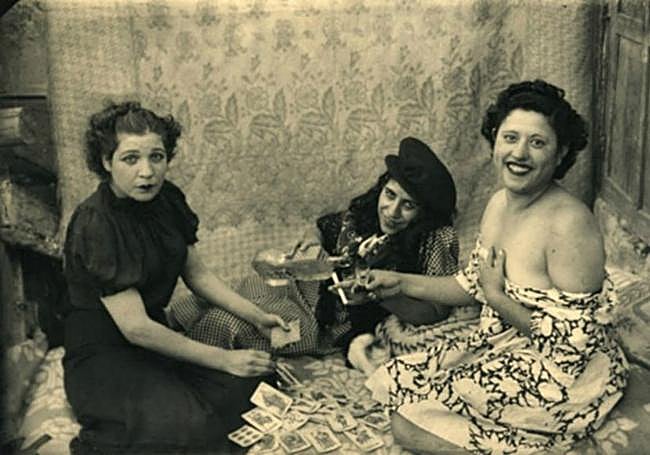 Mujeres en una casa de citas española en los años veinte.