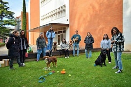 Ana Rodríguez, a la derecha, junto a los participantes en el taller 'Bienestar emocional con tu mascota' impartido en la Universidad de La Rioja.