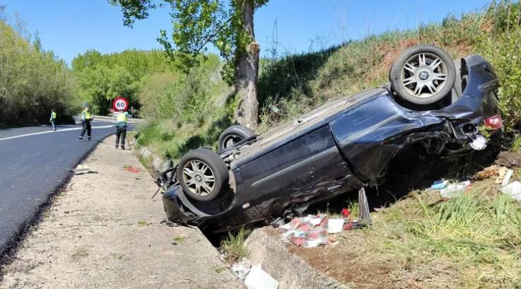 Vehículo volcado en la 'recta de Baños', dentro del término municipal de Camprovín.