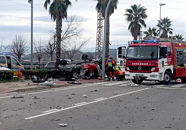 EL vehículo volcó tras el brutal choque contra el camión