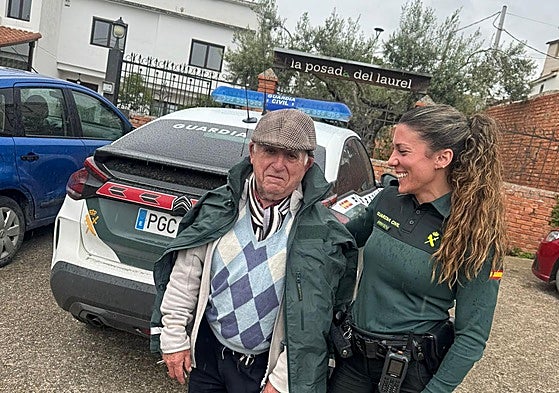 El anciano, tras volver a casa junto a una agente de la Guardia Civil.