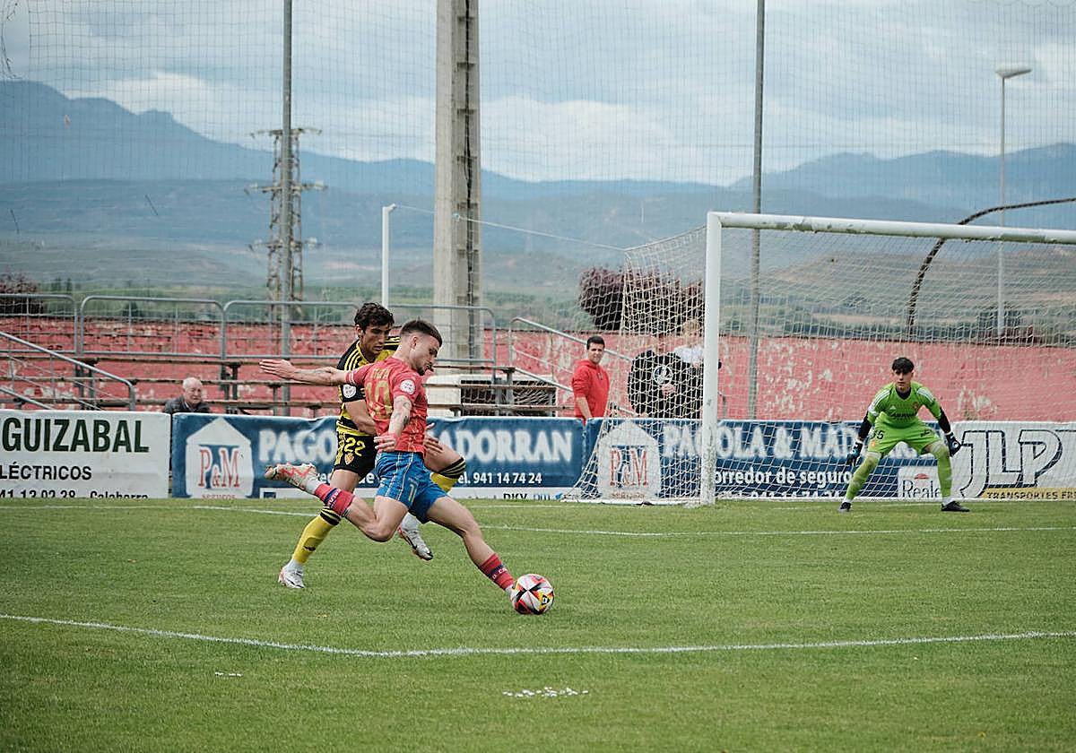 Julen Ekiza se dispone a disparar a puerta ante la oposición de Juan Sebastián.