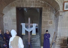 Un disciplinante realizando la penitencia ayer en la parroquia de Santa María la Mayor.
