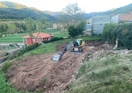 Máquina de obra trabajando en la adecuación del terreno.