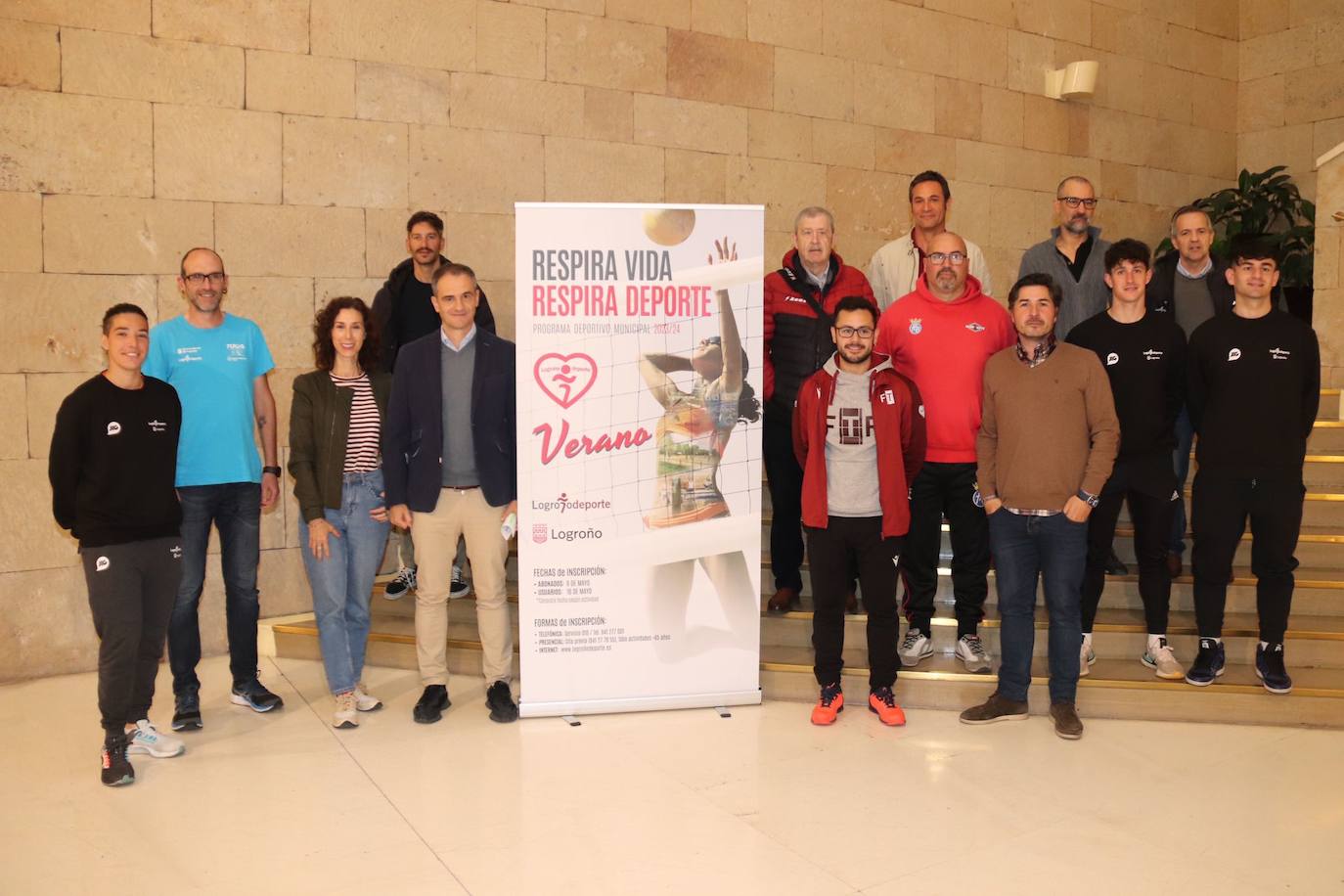 Foto de familia junto a los presidentes de varias federaciones deportivas de La Rioja tras la presentación del programa de verano de Logroño Deporte en el Ayuntamiento.