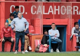 Carlos Pouso sigue el partido del pasado domingo, el último en Calahorra, desde su banquillo.