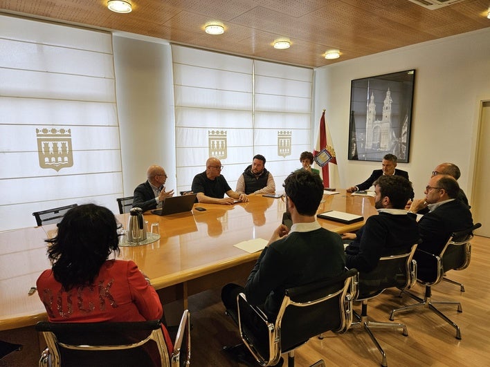 Alcalde, concejales y técnicos municipales, con algunos de los arquitectos del equipo ganador del concurso de ideas.