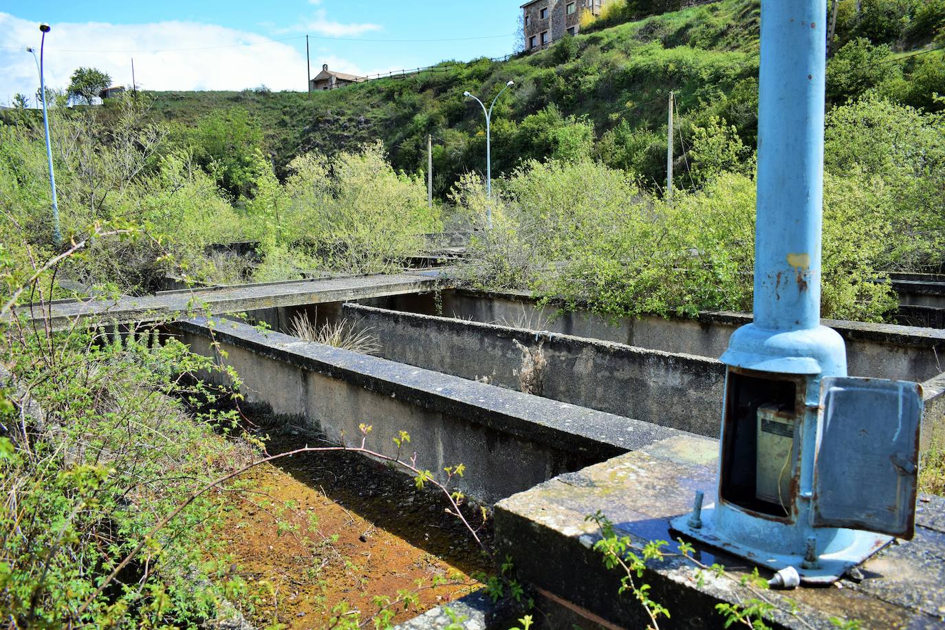 Las imágenes del estado de abandono de la piscifactoria