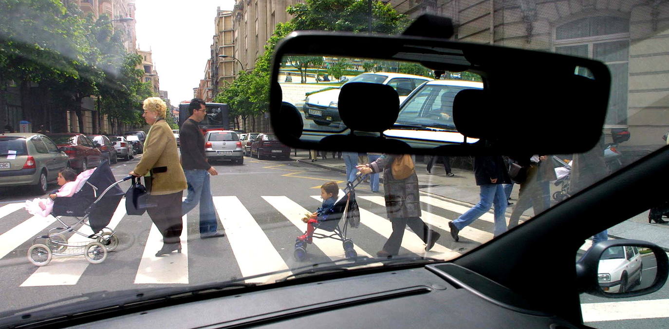 Tráfico en una calle de Bilbao