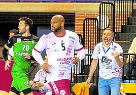 Velasco da una instrucción a Rivero. Ambos están fuera con Hungría y Cuba.