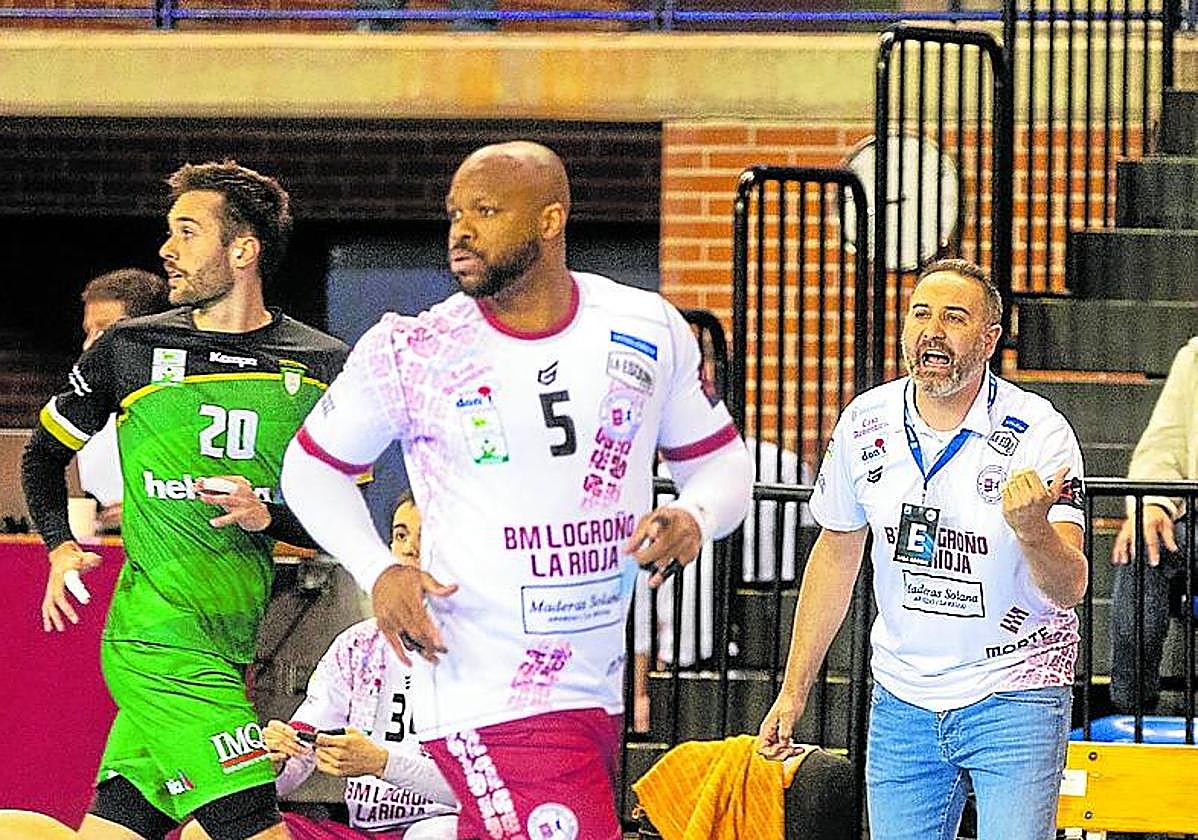 Velasco da una instrucción a Rivero. Ambos están fuera con Hungría y Cuba.