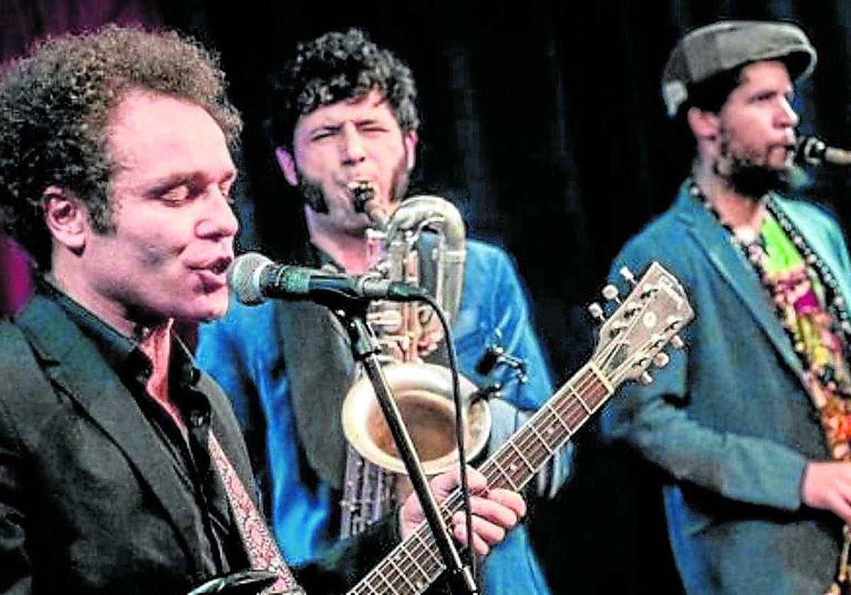 Imagen principal - Arriba, Los Saxos del Averno, liderados por el logroñés Dani Niño (segundo por la izquierda). Abajo, Hipo Horn Brass Collective y Balkan Paradise Orchestra. 