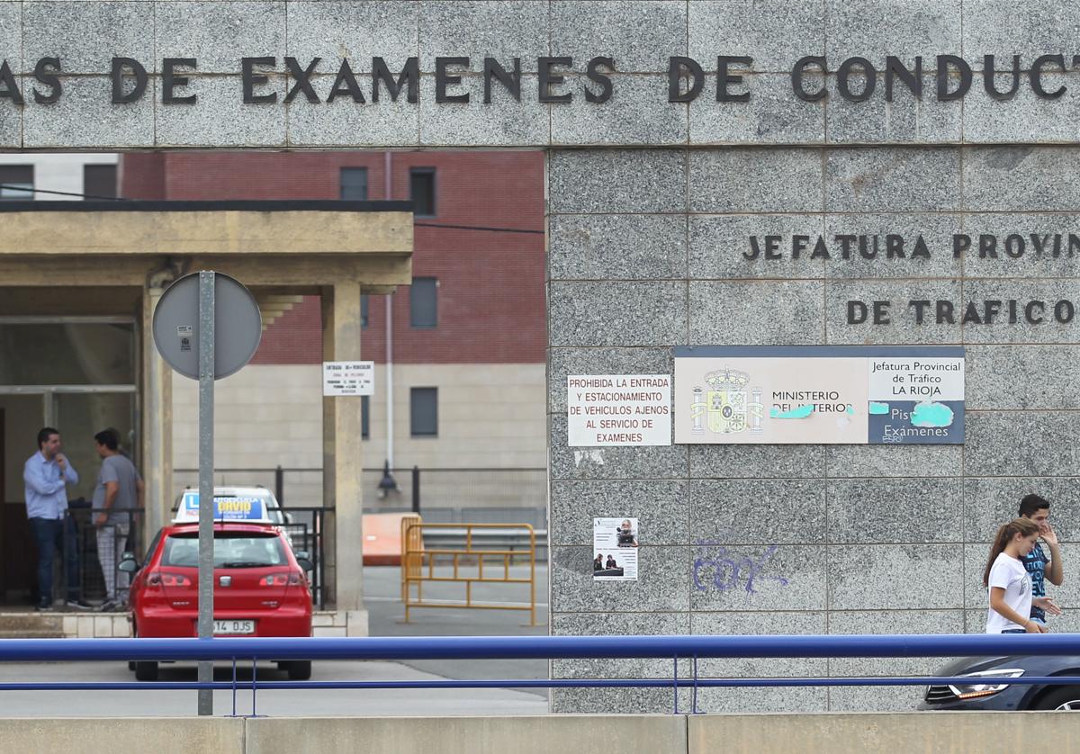 Aspirantes a conductor y vehículos de autoescuela, a las puertas de las pistas de Tráfico de Logroño, en el barrio de Cascajos