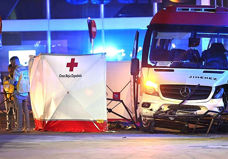 Fallece un motorista al quedar atrapado bajo un autobús junto a la nueva estación