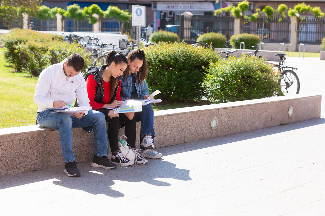 Tres aspirantes a Policía Local revisan la documentación, esta mañana en La Bene