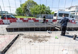 Trabajos de reparación de la rejilla hundida entre los barrios de Cascajos y Lobete y el centro.