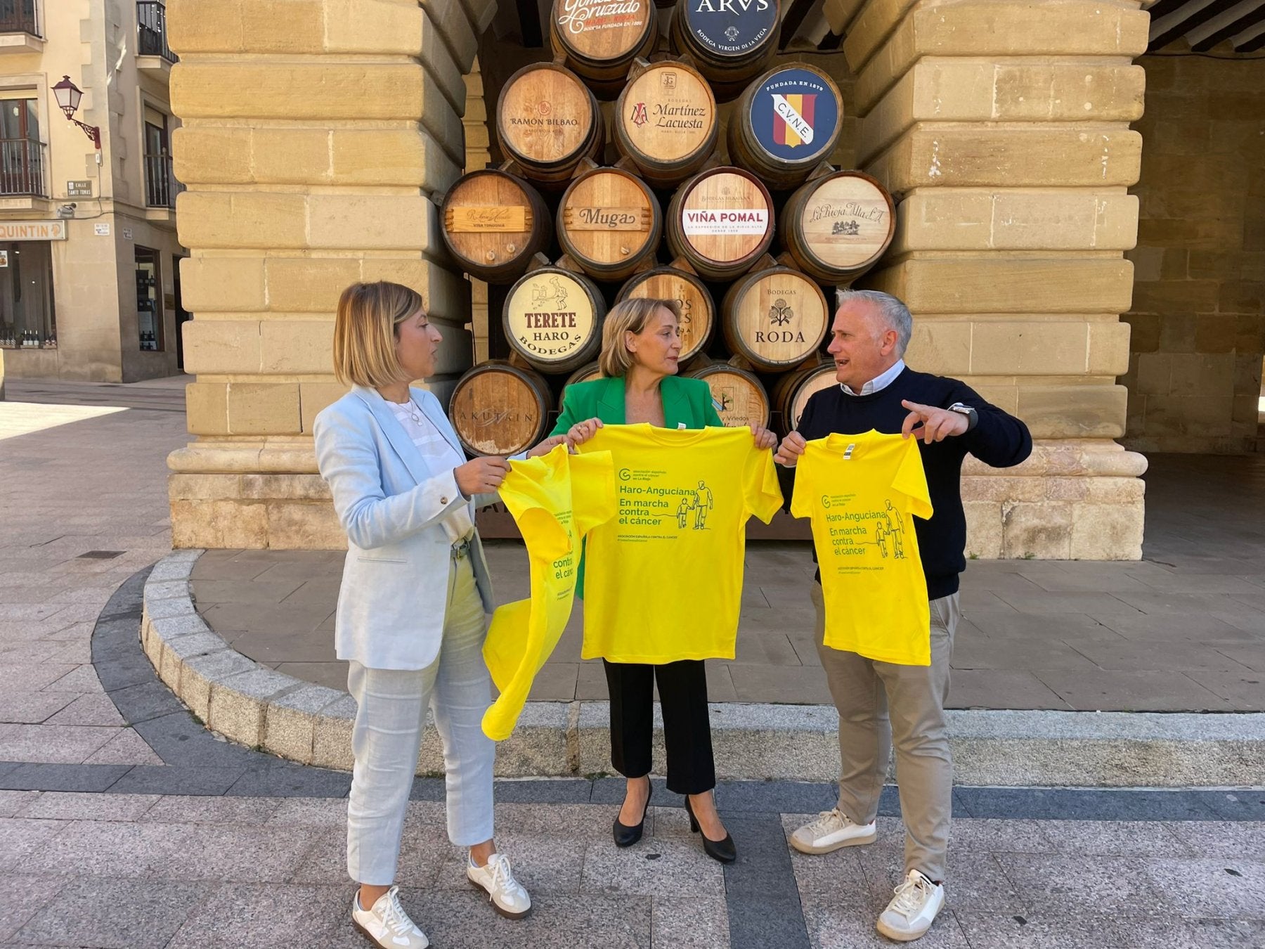 Fernández, Castillo y Loyo, con las camisetas de la marcha.