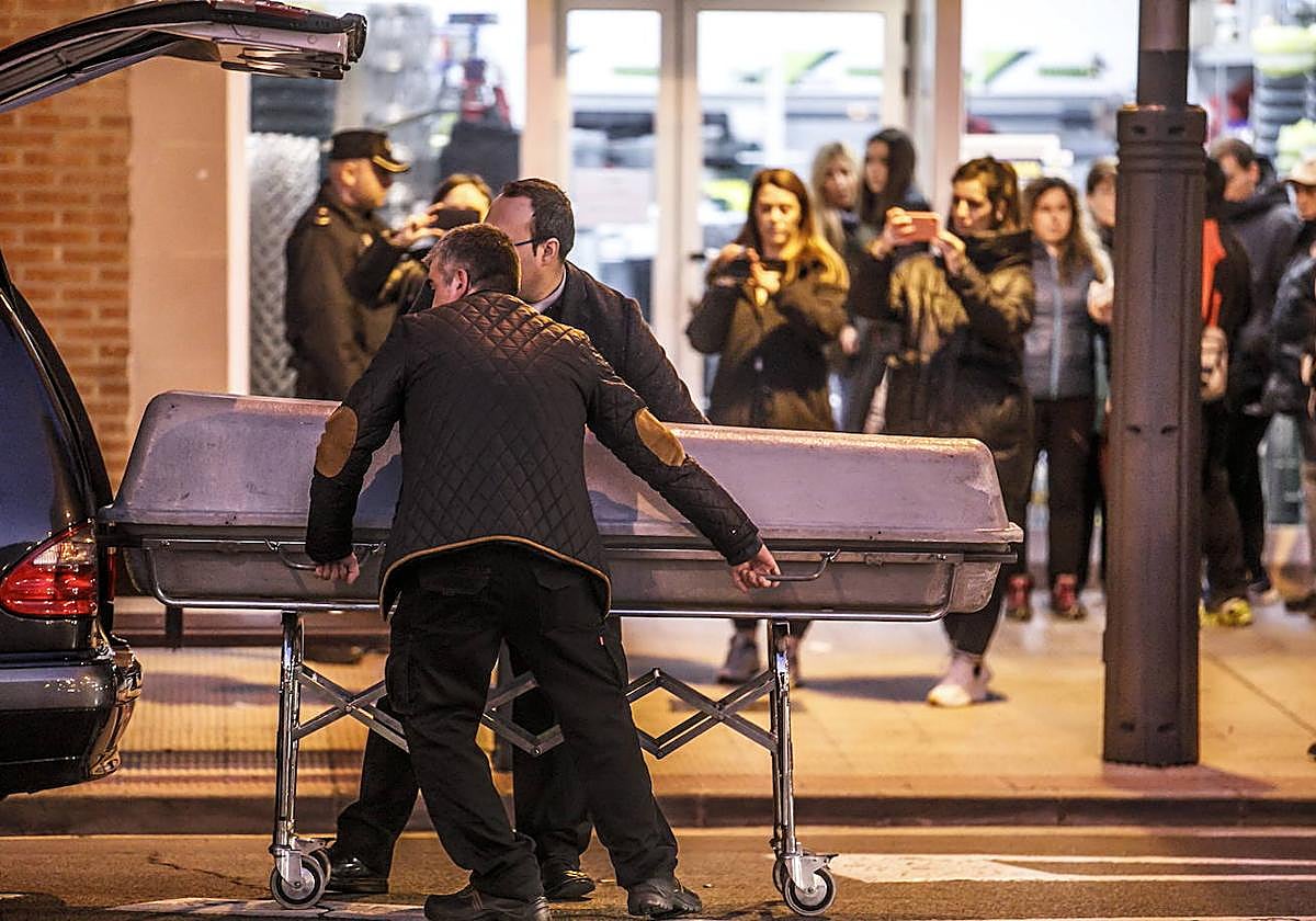 Momento en el que se llevan el cadáver de Pedro José Sáez