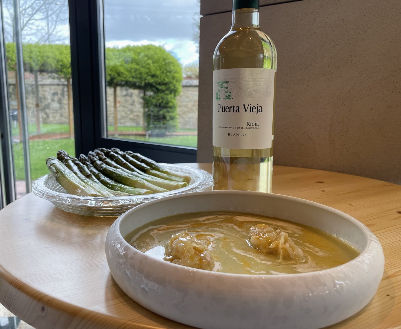 Los espárragos (en crema y salteados) acompañan a las cigalas.