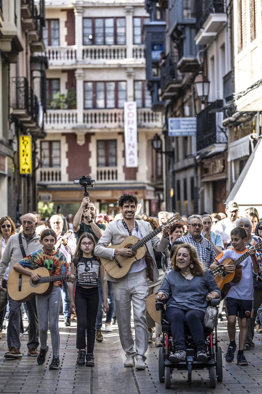 Serenata de Pablo Sainz Villegas por las calles de Logroño