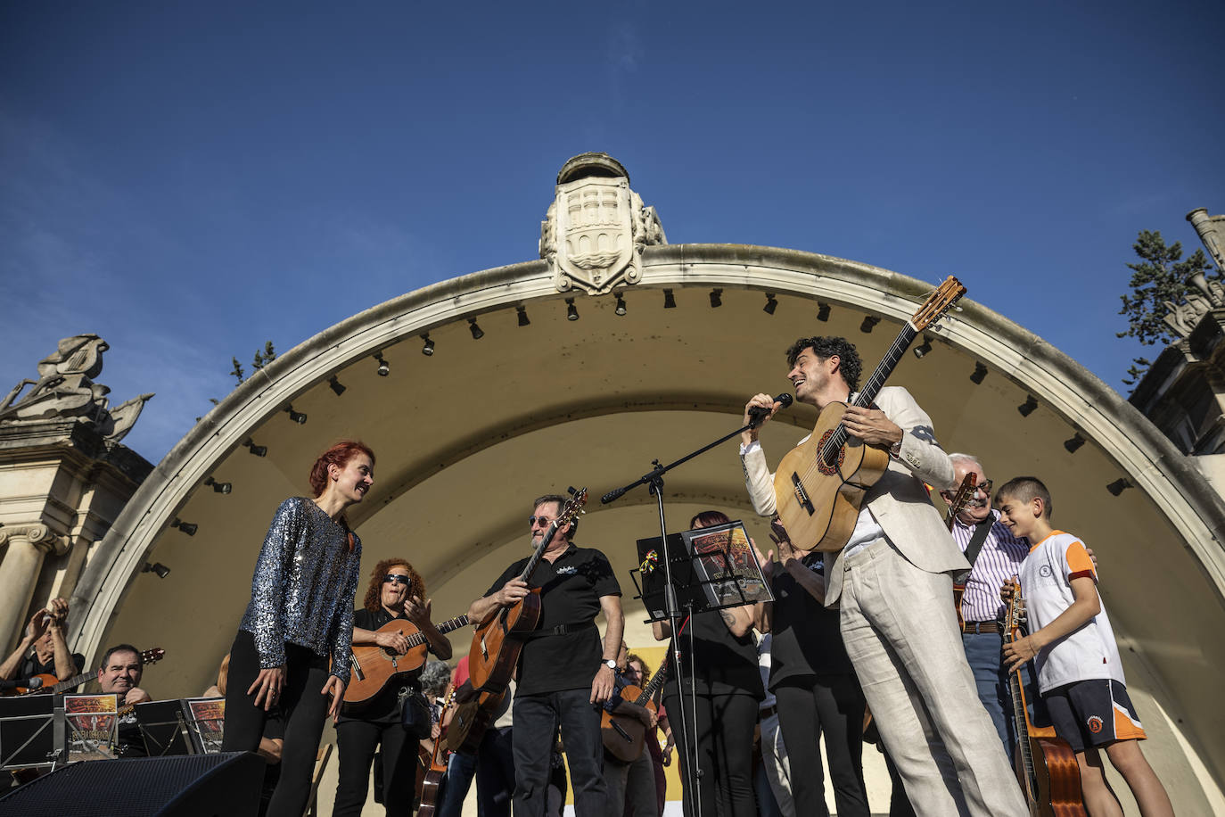 Serenata de Pablo Sainz Villegas por las calles de Logroño