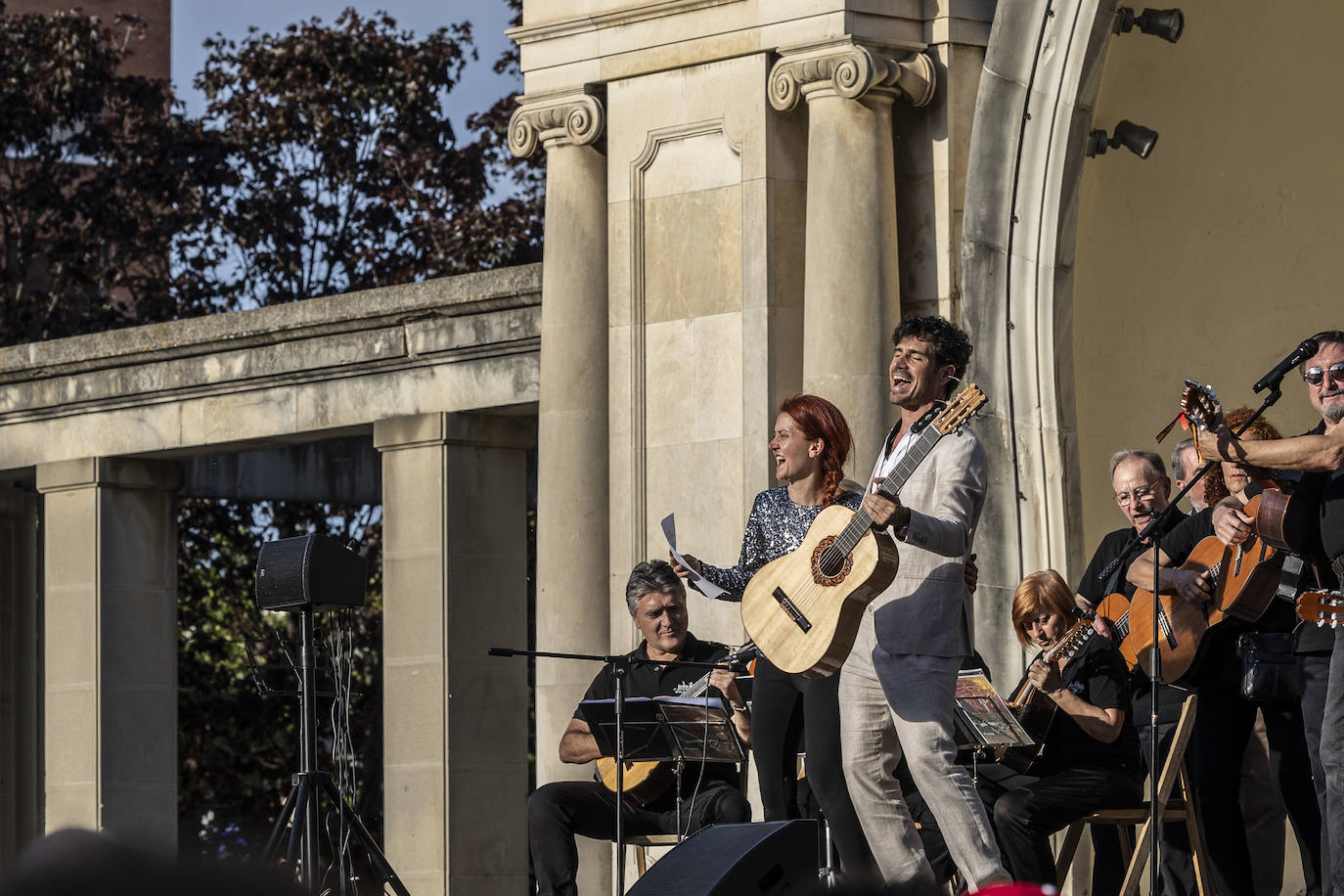 Serenata de Pablo Sainz Villegas por las calles de Logroño