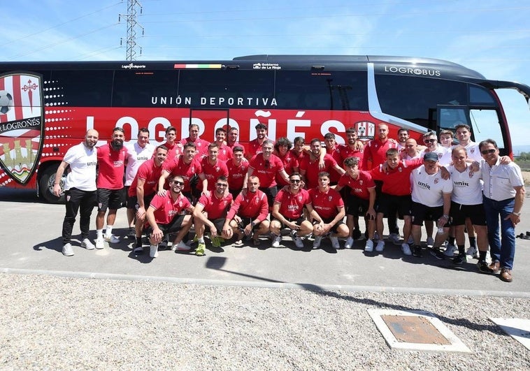 Toda la plantilla de la UD Logroñés se sube al autobús del ascenso