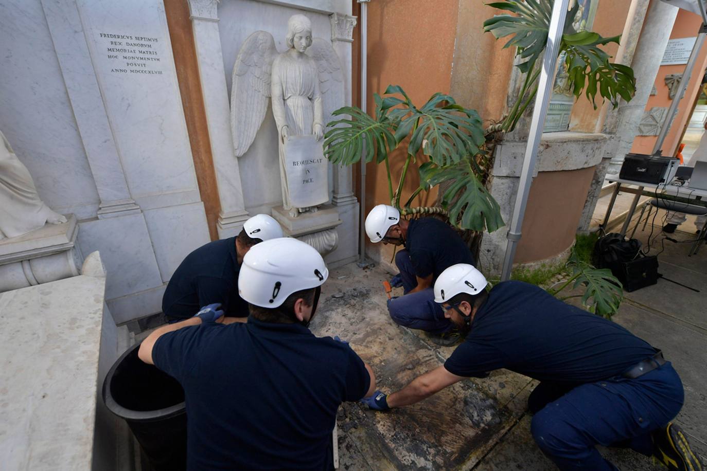 Operarios abren una de las tumbas del Cementerio Teutónico, en el Vaticano, en busca de los restos de Orlandi