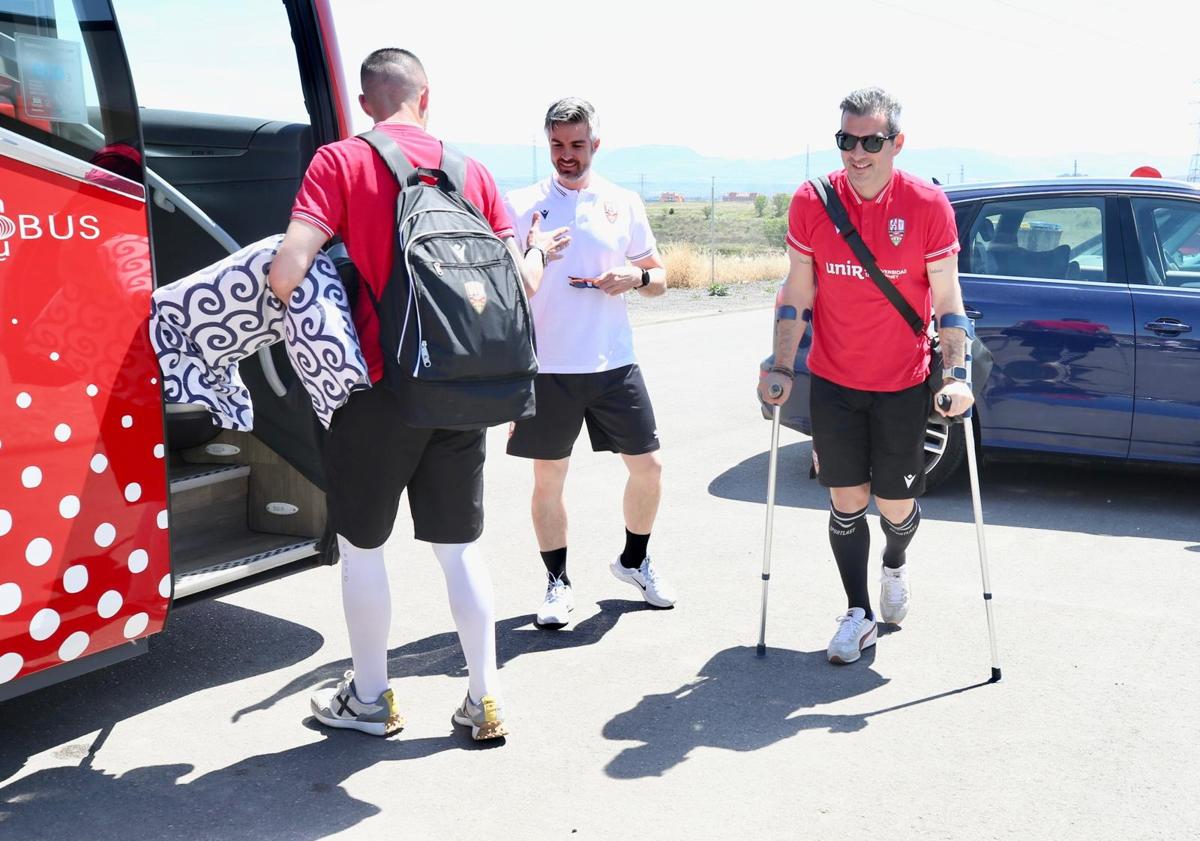 Imagen principal - Iñaki Sáenz, Diego Martínez y Cristian Fernández se suben al autobús. 