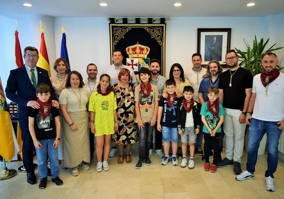 La Corporación de Villamediana de Iregua posa con sus medallas y con los niños de la Corporación infantil.