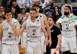 Los jugadores del Clavijo, tras consumarse el descenso en el partido ante el Castelló.