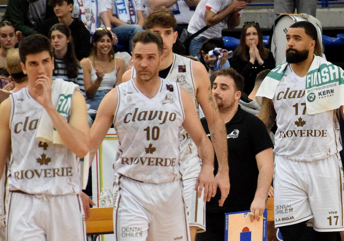 Los jugadores del Clavijo, tras consumarse el descenso en el partido ante el Castelló.