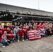 Un autobús en blanco y rojo cargado de ilusión