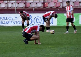 Los jugadores de la SDL se muestran abatidos tras empatar con el Osasuna B.