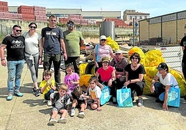 Algunos de los participantes en la recogida de residuos posan al terminar la jornada.