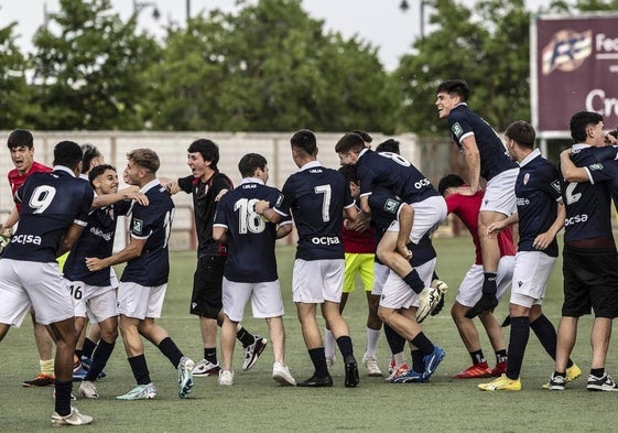 Los jugadores de la UD Logroñés B celebrando su victoria y el ascenso a Segunda Federación.