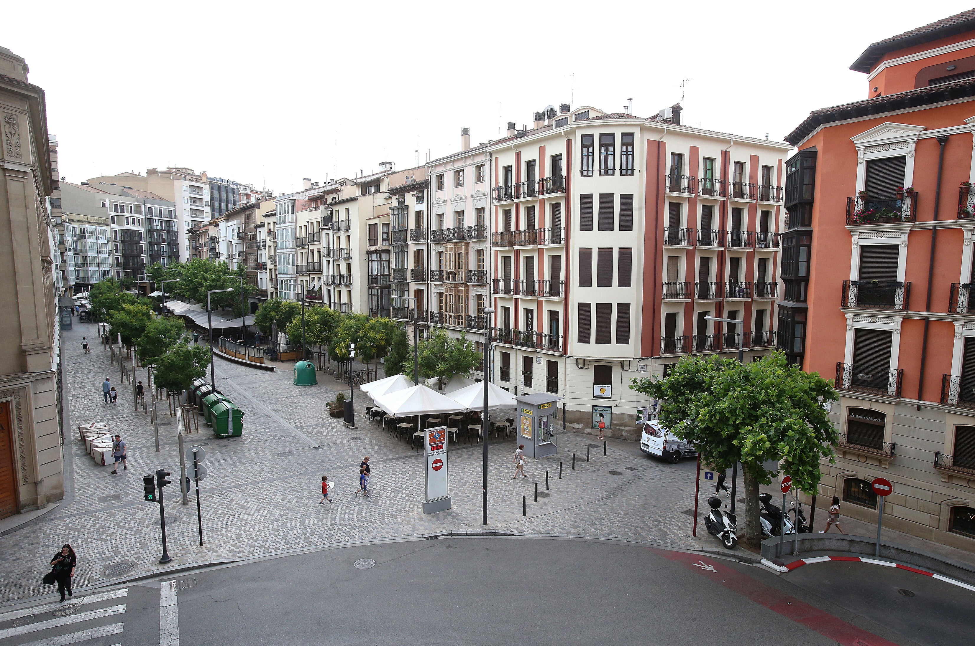 Calle Bretón, en la que se dijo que se iba a marcar un carril bici con chapas.