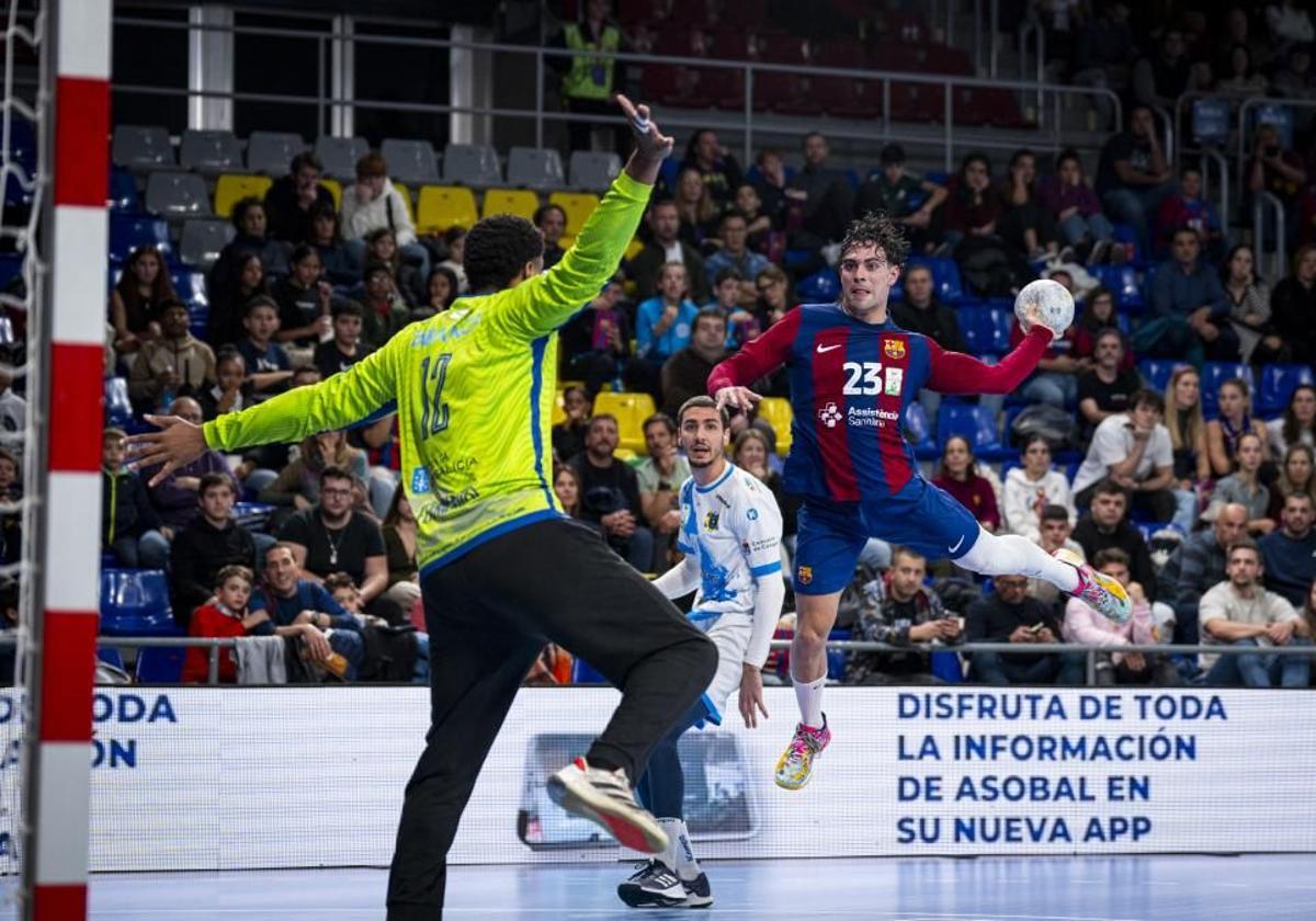 Zarzuela finaliza un contragolpe con el primer equipo del Barcelona.
