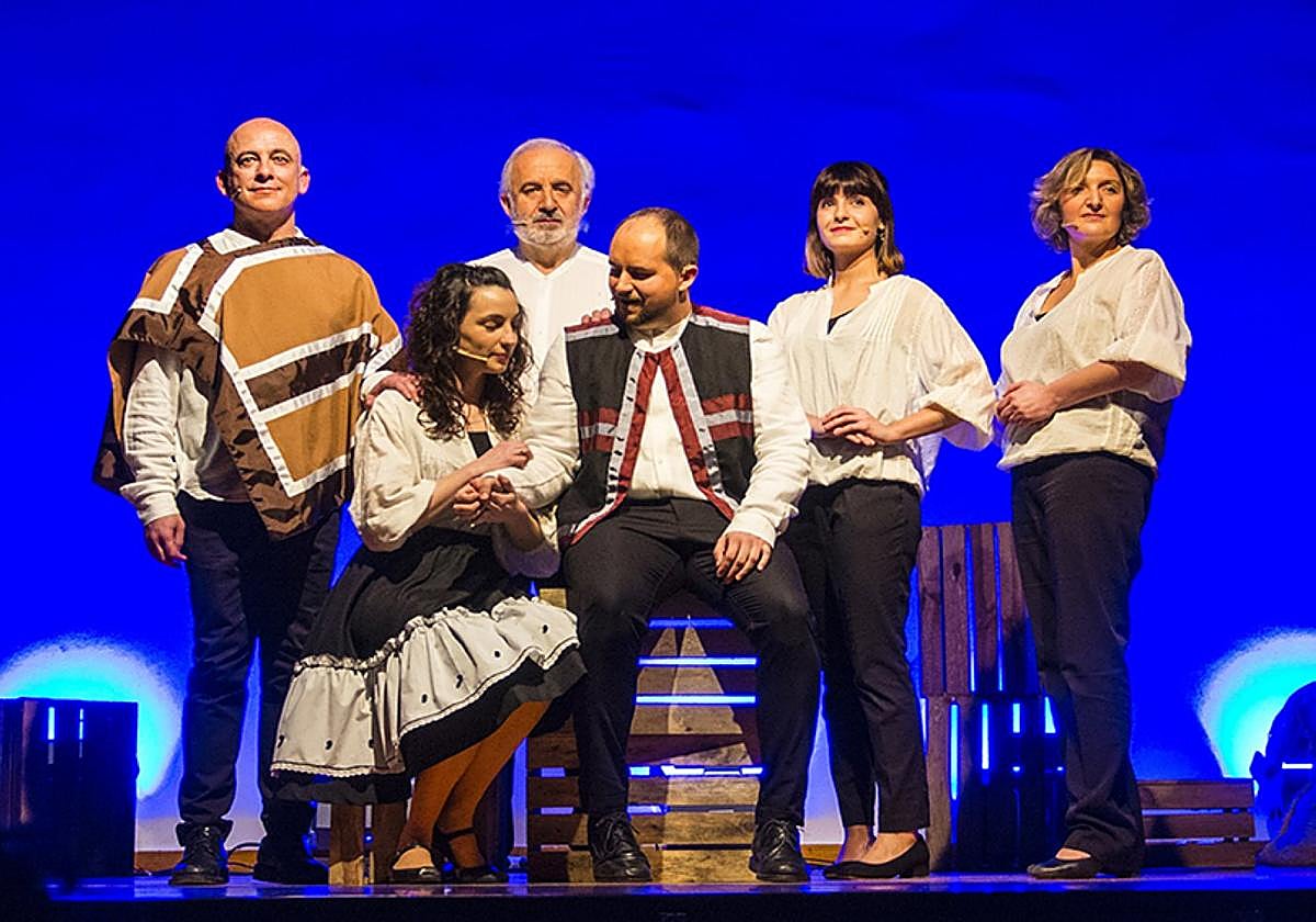 De izquierda a derecha, Herrero, Apellániz, Cuadrado, Blanco, Duval y Pascual durante una función de 'La leyenda de un bandido'.