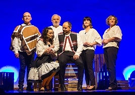 De izquierda a derecha, Herrero, Apellániz, Cuadrado, Blanco, Duval y Pascual durante una función de 'La leyenda de un bandido'.