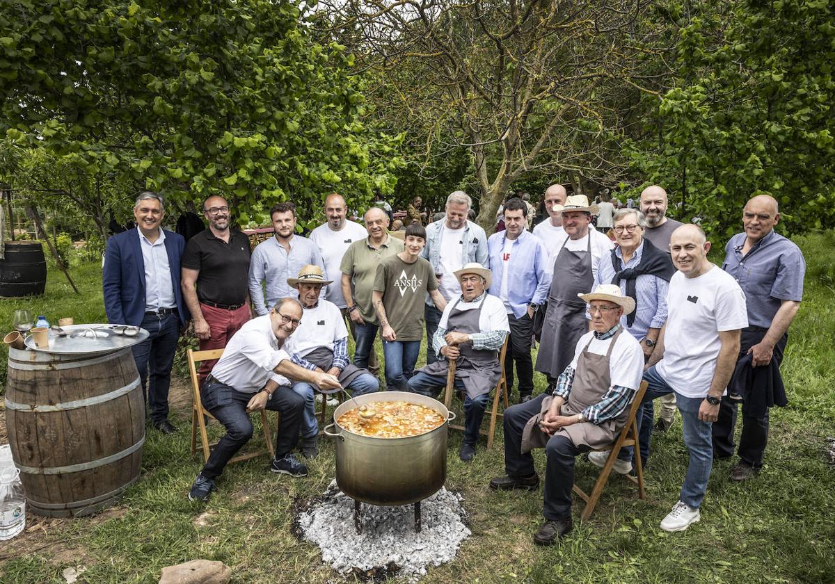 Los octogenarios de Daroca (en primer término), con el rancho que prepararon para el centenar de asistentes al encuentro que acogió la localidad.