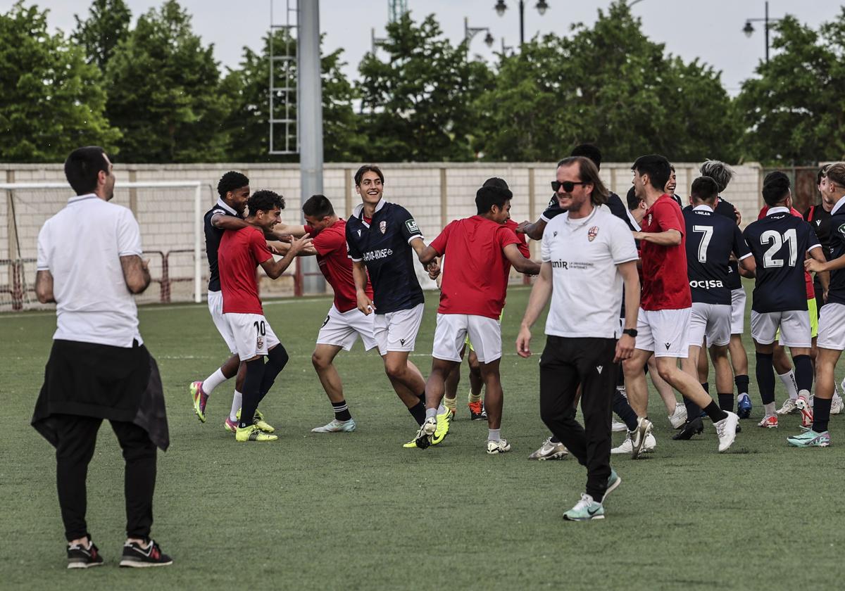 La UDL B celebra su ascenso tras no salir el Racing Rioja en la segunda mitad.