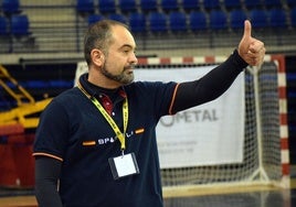 Juanjo González felicita a una jugadora durante un partido de esta temporada.