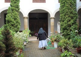 Las trece monjas que viven en el edificio se reparten las tareas del día a día, en este caso, cuidar las plantas del patio interior.