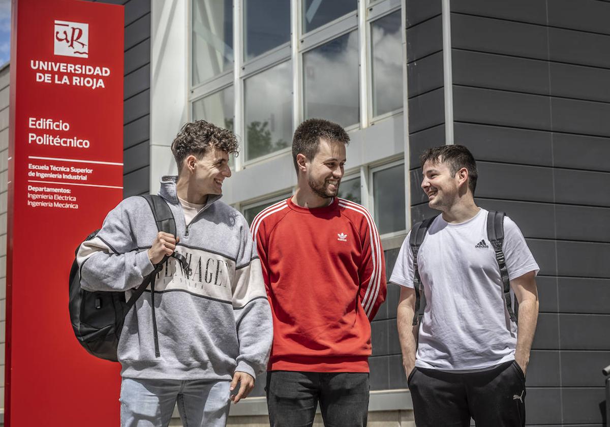 Los estudiantes de la Universidad de La Rioja, Juan Díaz, Héctor Delgado y Marcos Saénz, en el exterior del Edificio Politécnico.