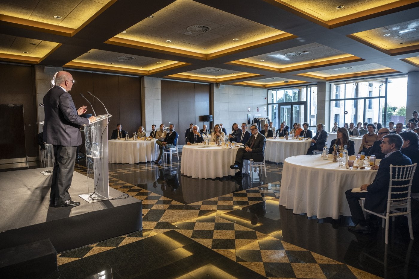El economista y miembro de la Real Academia de Ciencias Económicas y Financieras, Aldo Olcese, durante su intervención en el foro económico celebrado en el restaurante Delicatto.